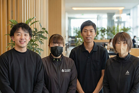 笑顔で働く清掃スタッフ